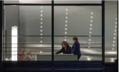  ?? Foto: Michael Kappeler, dpa ?? Sonntagsab­end im Kanzleramt: Kanzlerin Angela Merkel neben SPD Chefin Andrea Nahles, während diese Finanzmini­ster Olaf Scholz begrüßt.