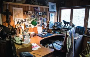  ?? Photos : A. Isard pour Lire ?? Le bureau dans lequel Bartabas a écrit son livre fourmille de bibelots rapportés de ses voyages et de trophées de jeunesse en tout genre.