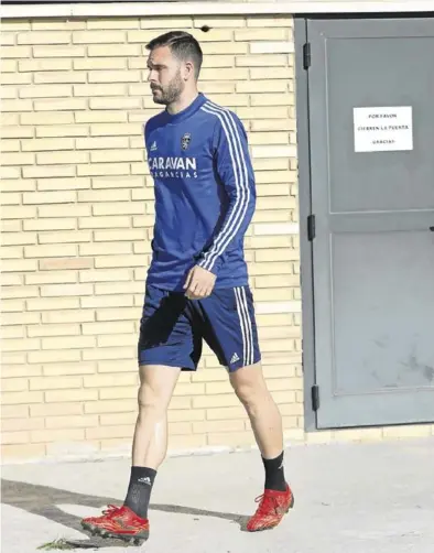  ?? ÁNGEL DE CASTRO ?? Atienza sale de la sala de vídeo de la Ciudad Deportiva del Real Zaragoza.