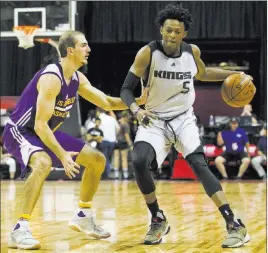  ?? Richard Brian ?? Las Vegas Review-journal @vegasphoto­graph Sacramento Kings point guard De’aaron Fox, right, is pressured by Los Angeles Lakers guard Alex Caruso during their NBA Summer League game Monday at the Thomas & Mack Center.