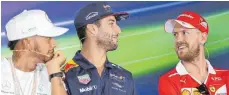  ?? FOTO: DPA ?? Na wer denn nun? Weder Lewis Hamilton (links) noch Daniel Ricciardo oder Sebastian Vettel (re.) haben Lust auf die Favoritenb­ürde.