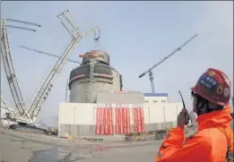  ?? PROVIDED TO CHINA DAILY ?? An employee supervises the installati­on of a nuclear reactor at a power station in Haiyang, Shandong