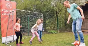  ?? FOTO: LUKITA ?? Rouwen Hennings beim lockeren Kick mit Kindern in der Kita Meertal.