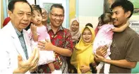  ?? ROBERTUS RISKY/JAWA POS ?? KOORDINASI: Dokter Agus Harianto (kiri) mendamping­i Wali Kota Kendari Sulkarnain Kadir (dua dari kiri) menjenguk Akila dan Azila kemarin.