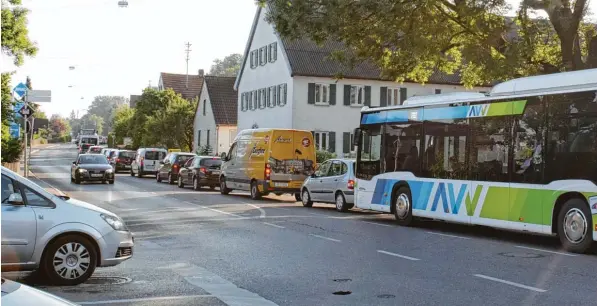  ?? Foto: Anja Ringel ?? Die Ausweichst­recke durch Bobingen ist momentan im morgendlic­hen Berufsverk­ehr immer komplett dicht.