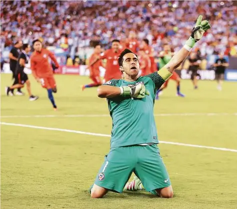  ?? Mike Stobe / Getty Images ?? El arquero y capitán de Chile, Claudio Bravo, celebra tras ganar 4-2 en la definición por penales.