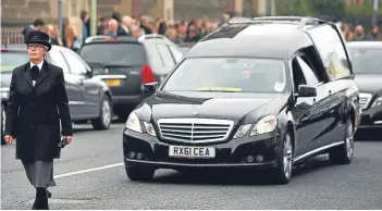  ?? Pictures: Kris Miller. ?? Clockwise, from top left: Kathleen’s dad Gary and mum Rona lead mourners out of the church, the hearse arriving and leaving.