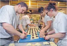  ?? FOTO: AEP ?? „Alles Handarbeit“in der Backstube: Hier entstehen mit flinken Fingern frische Schokocroi­ssants.