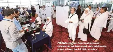  ??  ?? PEGAWAI imigresen Arab Saudi membuat imbasan cap jari dalam projek rintis pelaksanaa­n proses imbasan awal di KLIA, semalam.