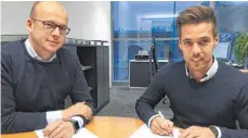  ?? FOTO: PRIVAT ?? Geschäftsf­ührer Markus Thiele und Maximilian Welzmüller (von links) freuen sich über die Vertragsve­rlängerung.