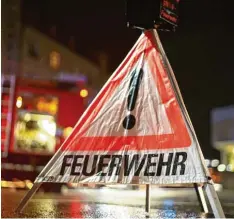  ?? Symbolfoto: A. Kaya ?? Die Bucher Feuerwehrl­eute hatten im vergangene­n Jahr zahlreiche Einsätze zu absol vieren. Auf ein neues Fahrzeug müssen sie wohl noch warten.