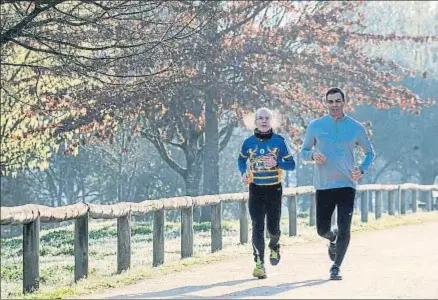  ?? BRAIS LORENZO / EFE ?? Pedro Sánchez, corriendo ayer a la vera del río Miño junto al portavoz del PSOE en Ourense