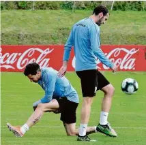  ?? Miguel Rojo - 28.mai.19/AFP ?? Os zagueiros José Maria Giménez (esq.) e Diego Godín se aquecem para treino da seleção uruguaia
