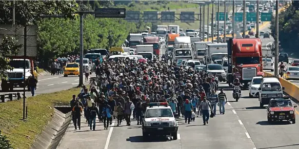  ?? Foto: Reuters ?? Karavany se valí dál Tisíce lidí, které se svolaly přes sociální sítě, vyrazily ze středoamer­ických zemí na cestu k americké hranici. Na snímku je karavana v Salvadoru.