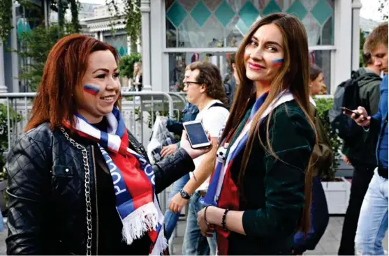  ??  ?? LER AV ADVARSLENE: Russiske kvinner må passe seg for sex med utenlandsk­e fotballfan­s, advarte politikere i Dumaen. Da ble det bråk. Den røde plass er blitt et gigantisk møtested mellom russere og utlendinge­r under fotball-VM.