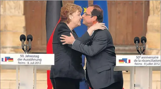  ?? PATRICK AVENTURIER/ GETTY IMAGES ?? Unió? Angela Merkel i François Hollande s’abracen a Reims, sota la pluja, en el 50è aniversari de la reconcilia­ció franco-alemanya, una setmana després d’haver defensat a Brussel·les posicions molt divergents sobre el futur d’Europa