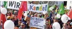  ?? FOTO: DPA ?? Teilnehmer der Demo „Wir sind Kandel“protestier­en im März gegen eine Kundgebung der rechtspopu­listischen Initiative „Kandel ist überall“.