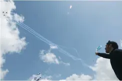  ?? (Marc Israel Sellem/The Jerusalem Post) ?? CELEBRANTS WATCH the IAF flyover from Jerusalem’s Sacher Park on Independen­ce Day.