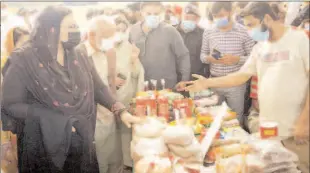  ??  ?? LAHORE
Special Adviser to Chief Minister Punjab Firdous Ashiq Awan inspecting the quality of essential items during visit of Ramzan Bazar. -APP