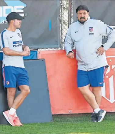  ??  ?? CONEXIÓN. Simeone conversa con Burgos durante uno de los entrenamie­ntos de esta pretempora­da.