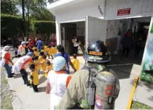  ?? Venegas / Fotos: Iván ?? En tres minutos, los 195 niños que alberga la estancia infantil Viva Guardería S. C. fueron evacuados del edificio.