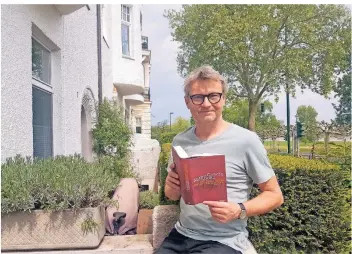  ?? FOTO: GOLDLÜCKE ?? René Heinersdor­ff auf seinem Balkon. Der Chef des „Theaters an der Kö“vertreibt sich die Zeit, in der sein Haus geschlosse­n bleiben muss, unter anderem mit Lesen, Schreiben – und Gärtnern.