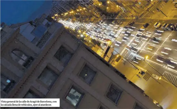  ??  ?? Vista general de la calle de Aragó de Barcelona, con la calzada llena de vehículos, ayer al atardecer.