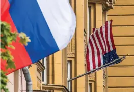  ?? FOTO: LEHTIKUVA/MLADEN ANTONOV ?? Ryssland svarar på USA:s ekonomiska sanktioner genom att tvinga USA att skära i sin diplomatis­ka personal på bland annat ambassaden i Moskva.