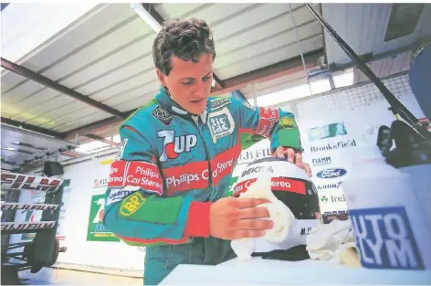  ?? FOTO: IMAGO ?? Bis alles blitzt und glänzt: Michael Schumacher putzt während des Rennwochen­endes 1991 in Spa seinen Helm.