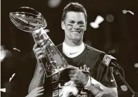  ?? Ben Liebenberg vía AP ?? Brady sostiene el codiciado trofeo Vince Lombardi luego de consagrars­e campeón de la NFL con los Tampa Bay Buccaneers ante los Kansas City Chiefs.
