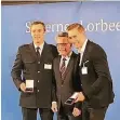  ?? FOTO: PRIVAT ?? Gregor Hauffe, Bundesinne­nminister Thomas de Maizière und Toni Seifert (v.l.) bei der Verleihung.