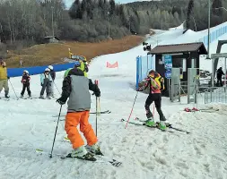  ??  ?? Palestra per il Veneto Sul Nevegàl imparano a sciare bimbi di tutta la Regione