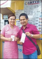  ?? PHOTO FROM RONEL LIBRADILLA’S FACEBOOK ACCOUNT ?? Davao City Mayor Sara Duterte-Carpio and kagawad Ronel Libradilla pose with their 6/58 lotto tickets near a PCSO lotto outlet in Davao City yesterday.