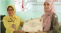  ?? FIRMA ZUHDI/JAWA POS ?? SAMBUT TAMU: Kasek Heri Wahyu Rejeki (kiri) menyambut tamunya, Siti Zubaidah, dari SMK Bandar Tasik Kesuma Beranang Malaysia kemarin.