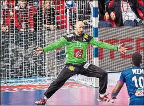  ??  ?? Depuis le début de l’Euro, Vincent Gérard est impérial dans les buts français.