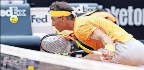  ??  ?? AL REMATE. Rafa Nadal se tira hacia la bola cerca de la red. Estuvo efectivo en todas las partes de la pista Pietrangel­i del Foro Itálico.