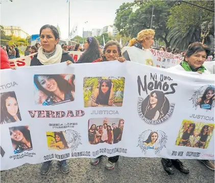  ?? MARIO QUINTEROS ?? Movilizada­s. Mujeres con la consigna “Ni una menos”, en una marcha en el Congreso.