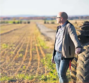  ??  ?? Le dernier rôle triennal a fait sursauter Yvan Bastien, de Sainte-Anne-des-Plaines. Un simple champ d’une trentaine d’hectares est maintenant évalué à plus de 1 M$! Son compte de taxes a augmenté de 70 % en neuf ans, principale­ment à cause des achats...