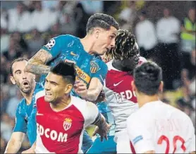  ?? FOTO: AP ?? Giménez, en la acción que le valió el gol ante el Mónaco en el Louis II