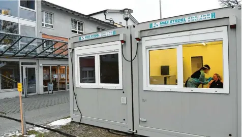  ?? Foto: Silvio Wyszengrad ?? Vor dem Christian‰Dierig‰Haus in Pfersee steht ein Container, in dem sich Angehörige und Mitarbeite­r einem Corona‰Schnelltes­t unterziehe­n können. Hier macht Karla Bartelt bei ihrer Kollegin Inge Fronius einen Abstrich.