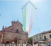  ??  ?? Il sorvolo
Le Frecce Tricolori su Codogno il 25 maggio