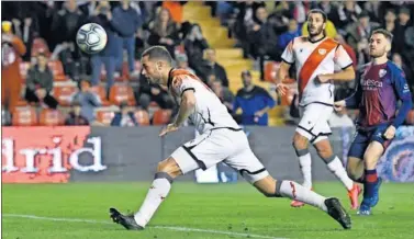  ??  ?? Mario Suárez, de cabeza, logra el primer gol, tras aprovechar el rechace de Álvaro Fernández en el penalti.