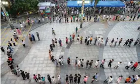  ?? Photograph: Anadolu Agency/ Getty Images ?? Queueing for testing in Guangzhou, Guangdong, last week.