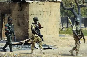  ??  ?? PIUS UTOMI EKPEI | AFP Militares nigerianos reagiram ao ataque e causaram baixas aos terrorista­s