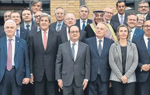  ?? BERTRAND GUAY / POOL / EFE ?? Hollande presidió la conferenci­a de París sobre Oriente Medio, a la que asistió Kerry, a su derecha, entre otros 75 mandatario­s