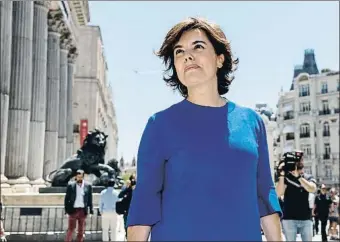  ?? DANI DUCH ?? Soraya Sáenz de Santamaría presentó su candidatur­a a las puertas del Congreso