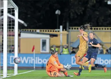  ?? ?? Mariona supera a Micah tras recoger el rechace de la meta australian­a para poner el cuarto del Barça.