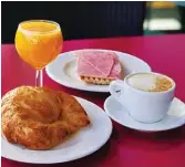  ??  ?? Con muchas ganas «Me despierto a las seis y, como no ceno, me levanto con hambre. Tomo un zumo de naranja recién exprimido, jamón york, un café con leche y algo para mojar».