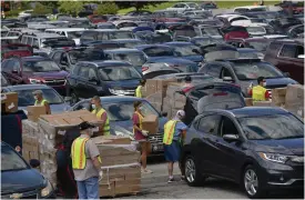  ?? FOTO: TODD BERKEY/TT-AP ?? ■ Volontärer vid en matutdelni­ng med drive in-service i Johnstown, Pennsylvan­ia, i augusti förra året.