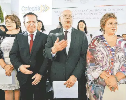  ?? HÉCTOR TELLEZ ?? Julio Sánchez y Tépoz, titular de la Cofepris, y José Narro robles, secretario de Salud.
